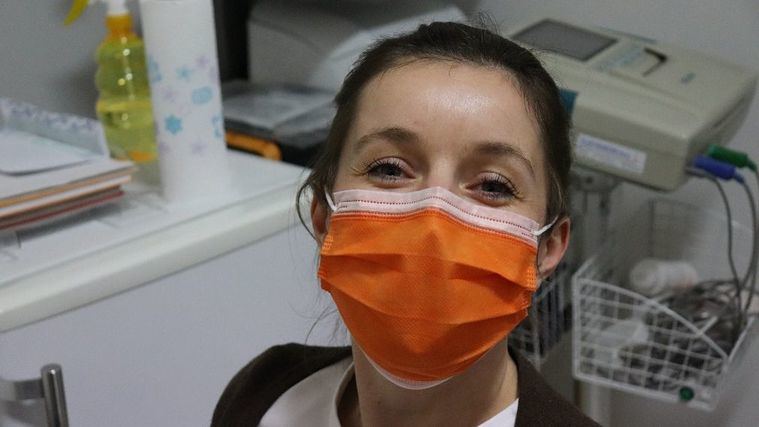 Una enfermera en una residencia de personas mayores.
