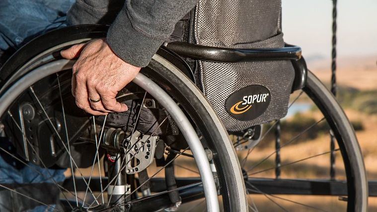 Una persona con discapacidad en silla de ruedas.