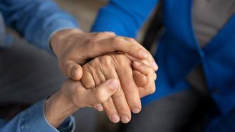 Apoyo psicológico y detección temprana, esenciales para prevenir el suicidio en personas con demencia
