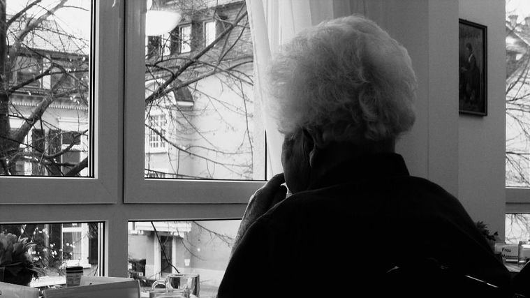 Una mujer mayor en una residencia.