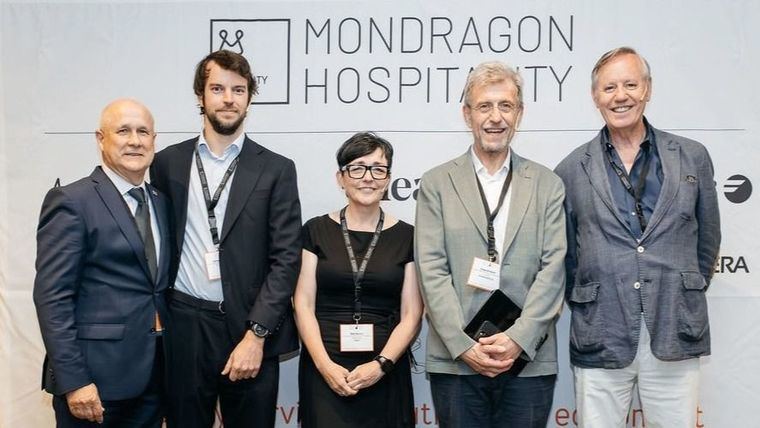 De izquierda a derecha: Juan Larrañaga, director general de Gerodan y vicepresidente de Mondragon Hospitality; Carlos Manubens, CEO de Livo; Pilar Ramos, presidenta de AMADE y vicepresidenta de CEAPs; Josep de Martí, fundador de Inforesidencias.com; e Ignacio Fernández-Cid, presidente de FED.