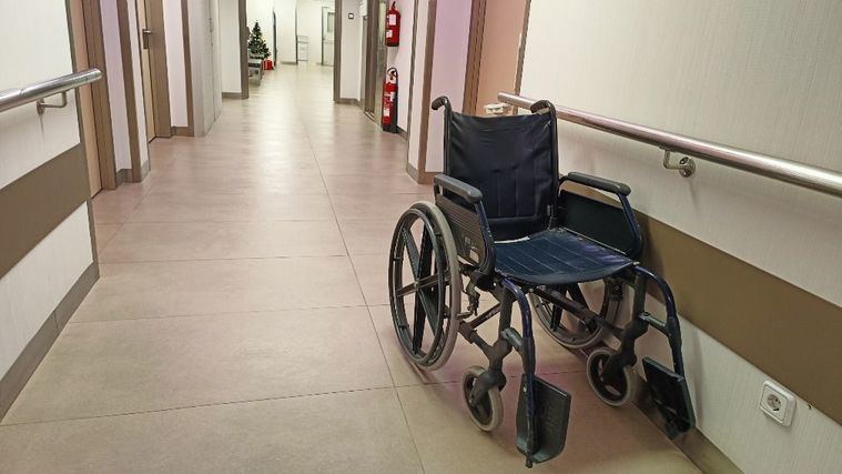 Una silla de ruedas en una residencia de personas mayores.