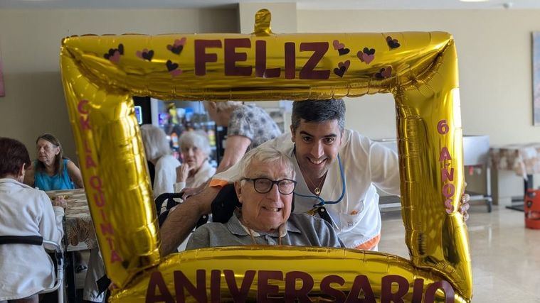 Un cuidador y un residente de un centro CK Senior.