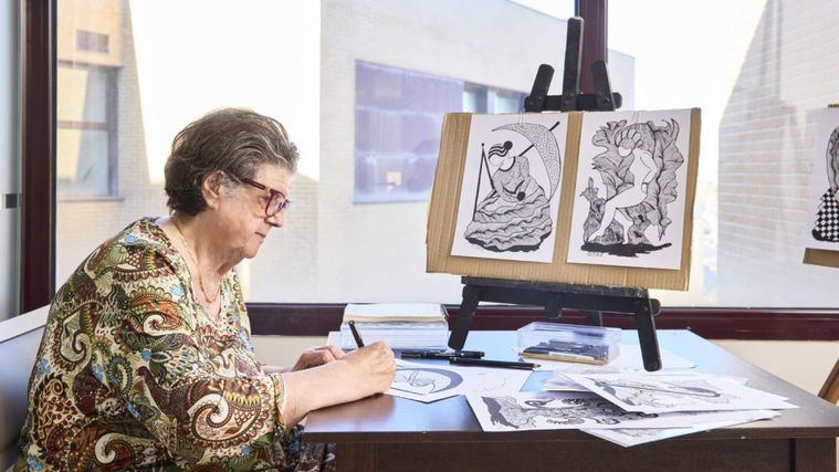 Una residente participa en una actividad de pintura en Bouco Madrid Aravaca.