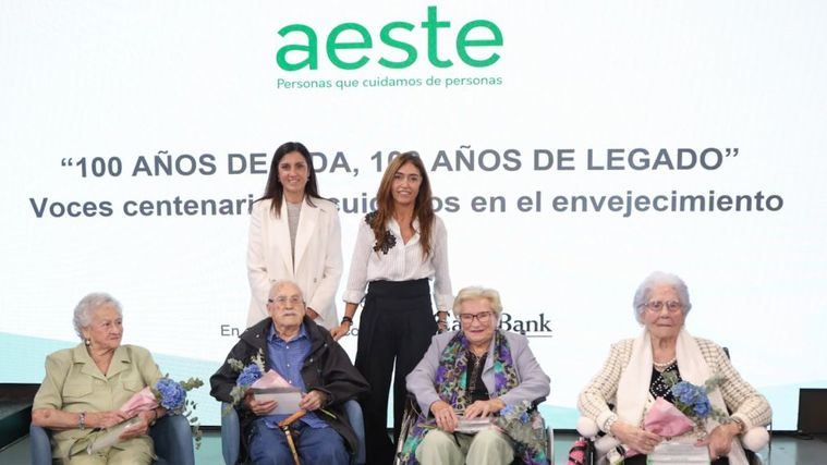 Josune Méndez de Cruz y Susana Valladolid, secretaria general y gerente de AESTE, respectivamente, en el homenaje a residentes centenarios de la Asociación de Empresas de Servicios para la Dependencia.