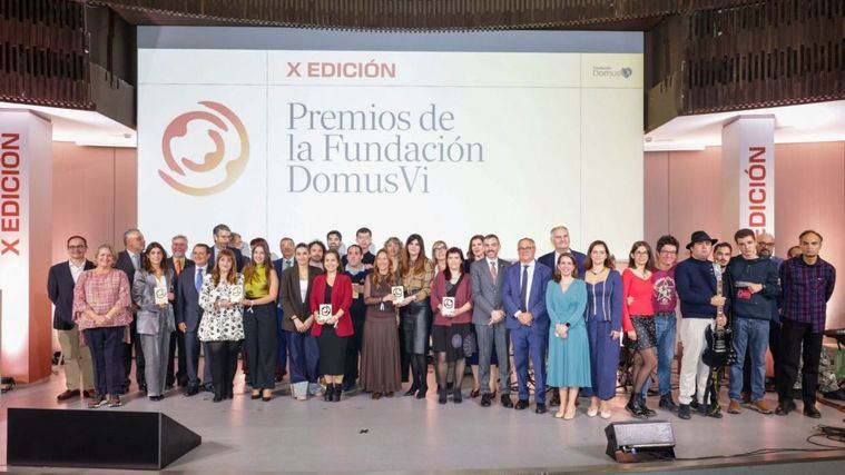 Foto con los premiados en la X Gala de la Fundación DomusVi.
