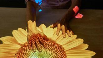 La mesa de juegos interactiva Tovertafel se abre paso en las residencias con demostraciones gratuitas en toda España