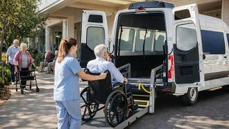 Cinco errores comunes en el traslado de personas mayores en silla de ruedas