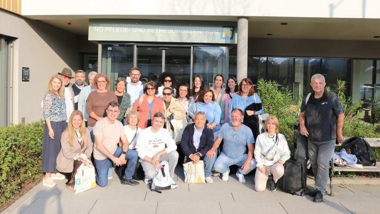 Foto de familia en el Centro de Cuidados y Atención PBZ Hainfeld durante el viaje geroasistencial de Inforesidencias a Viena.