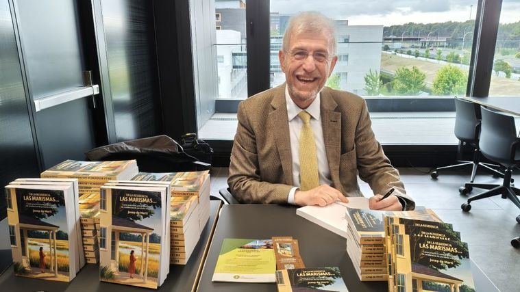 El fundador de Inforesidencias, Josep de Martí, firma su libro En la Residencia Las Marismas...
