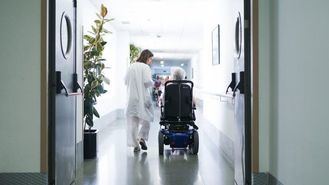 Madrid destina 116 millones a la atención diurna de personas mayores dependientes y refuerza la financiación de los centros