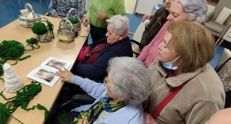 Residentes artesanos de DomusVi exhiben árboles de Navidad de ganchillo en 150 tiendas de Chantada