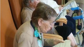 Utilizar los servicios sociales para personas mayores no es abandono de la responsabilidad moral de los hijos