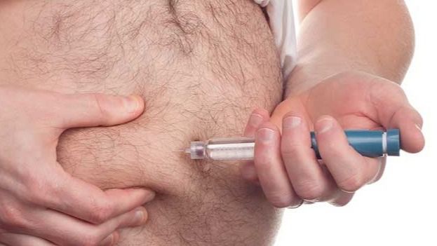 Diabético inyectándose insulina. Diabetes.