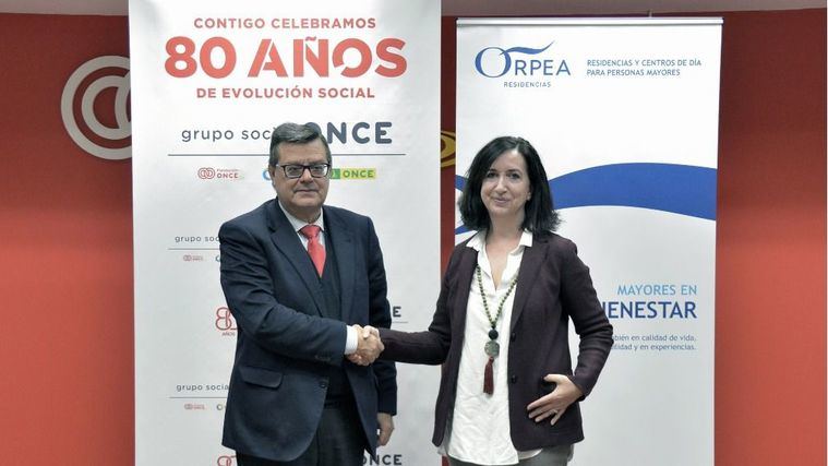El director general de Fundación ONCE, José Luis Martínez Donoso, y la co-CEO de ORPEA, Asunción Zaragoza.