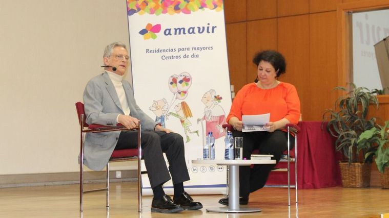 El psiquiatra Luis Rojas Marcos y la decana de la Facultad de Trabajo Social de la UCM, Aurora Castillo.