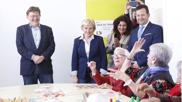 Visita del presidente de la Generalitat Valenciana, Ximo Puig, al centro de mayores Casaverde en Pilar de la Horadada.