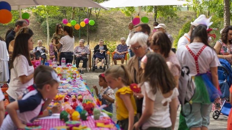 Mercadillo solidario intergeneracional en Amavir Alcalá de Henares