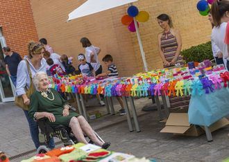 Mercadillo solidario intergeneracional en Amavir Alcalá de Henares
