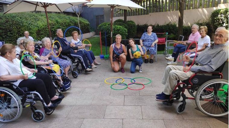 Usuarios de DomusVi Arturo Soria haciendo deporte adaptado.