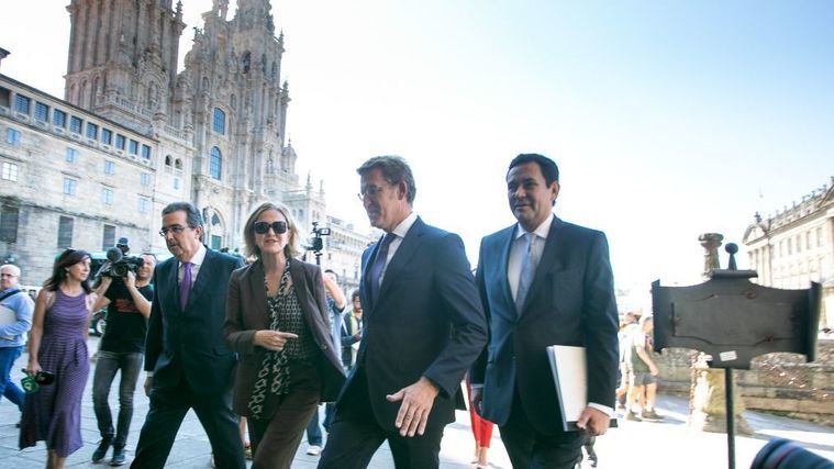 Alberto Núñez Feijóo y miembros de la Fundación Amancio Ortega