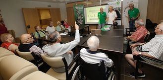 Taller de reminiscencia con ex jugadores del Betis en una residencia de DomusVi