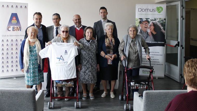 La Fundación DomusVi y el Club de balonmano BM Arroyo renuevan su colaboración en pro del envejecimiento activo.