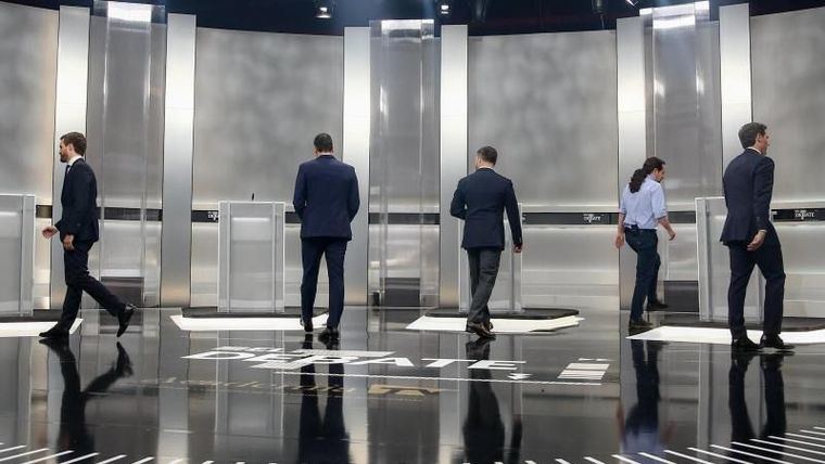 Los cinco candidatos a las elecciones del 10N se dirigen a sus atriles para el debate.