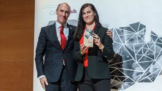 Confebask premia a la directora de DomusVi en Balmaseda por la formación de estudiantes de FP