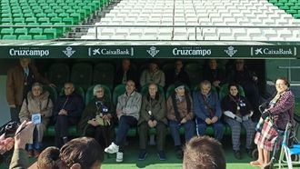 DomusVi Alcalá de Guadaíra visitan el estadio del Betis en los talleres de reminiscencia