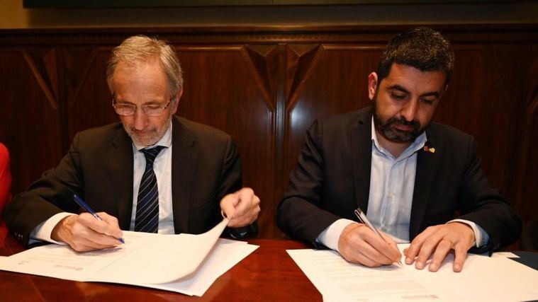 El consejero de Trabajo, Asuntos Sociales y Familias, Chakir el Homrani, y el alcalde de la ciudad, Josep Mayoral, han firmado el acuerdo para la futura residencia.