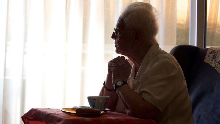 El 39,8% de las personas más mayores de 65 años presentan soledad emocional, según un informe de ”la Caixa”.