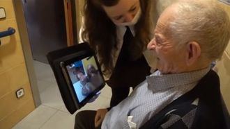 Videoconferencia entre una persona mayor de la residencia Joviar en Lleida y su familia.