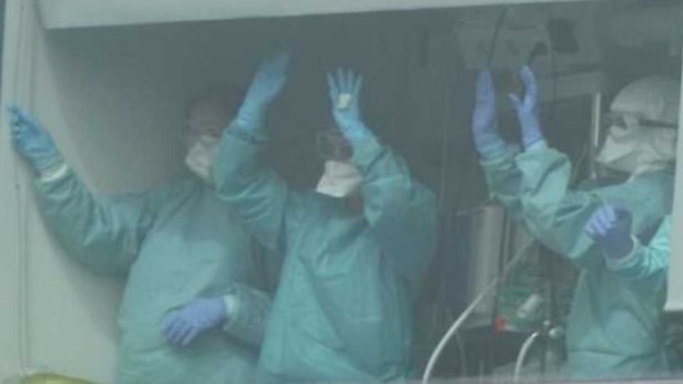 Sanitarios con los EPIs en un hospital.