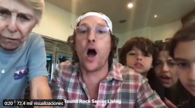 El actor Mathew Mcconaughey juega un bingo on line con personas mayores.