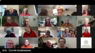 El actor Mathew Mcconaughey juega un bingo on line con personas mayores.