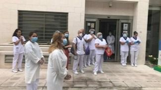 Residentes de apartamentos en Albertia Mirasierra animan a sus compañeros de la residencia