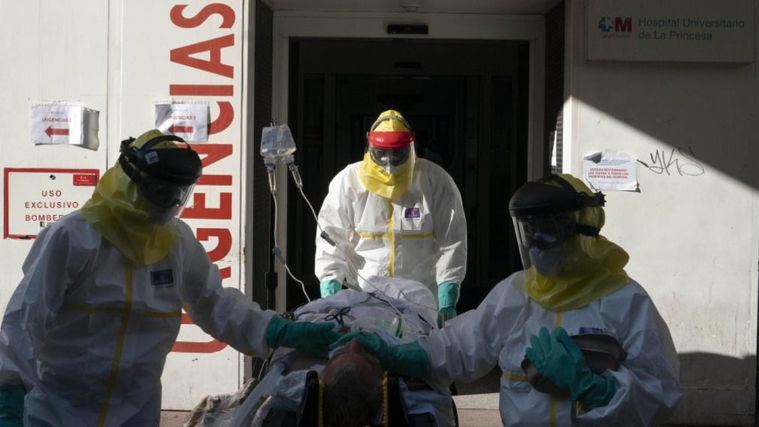 Sanitarios trasladando a un enfermo a un hospital.