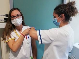 Una profesional de un centro DomusVi recibe una vacuna.