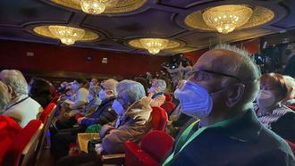 Volver al teatro tras la vacuna: residentes de Madrid acuden a una función en Gran Vía