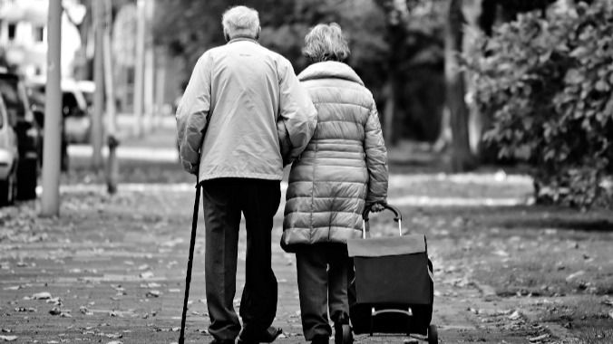 Pareja de personas mayores paseando.