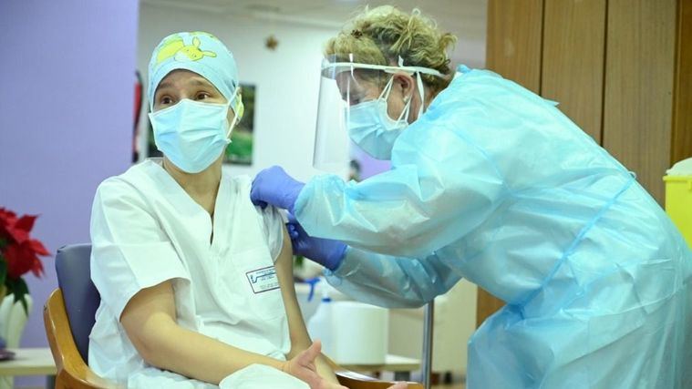 Mónica Tapias, auxiliar de enfermería, primera profesional vacunada contra la covid.