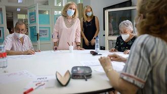 Los centros gestionados por la Comunidad de Madrid recuperarán en otoño la peluquería y podología