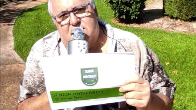 Un residente de Domusvi explica su incoporación en el proyecto 'Senior University'.
