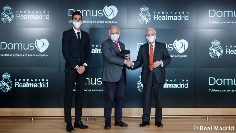 Enrique Sánchez, vicepresidente ejecutivo de la Fundación Real Madrid; Javier Jiménez Calavia, director de la Fundación DomusVi; y Álvaro Arbeloa, embajador del Real Madrid.
