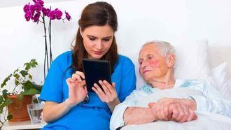 Aula Virtual: ¿Qué tecnología mejora la atención en residencias de mayores?