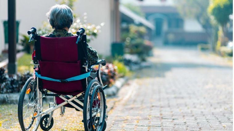 Persona mayor en situación de dependencia y discapacidad.