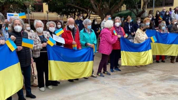 Los residentes del centro en San Juan de la ARPF reciben ala primer ucraniano que van a acoger tras salir de Ucrania por la guerra.
