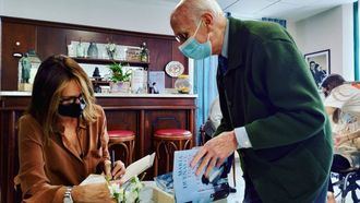 Mayores de ORPEA celebran con María Dueñas el primer aniversario de Clubs de Lectura