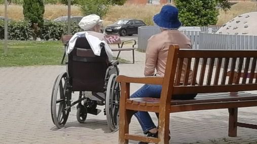 Una cuidadora con una persona mayor dependiente.